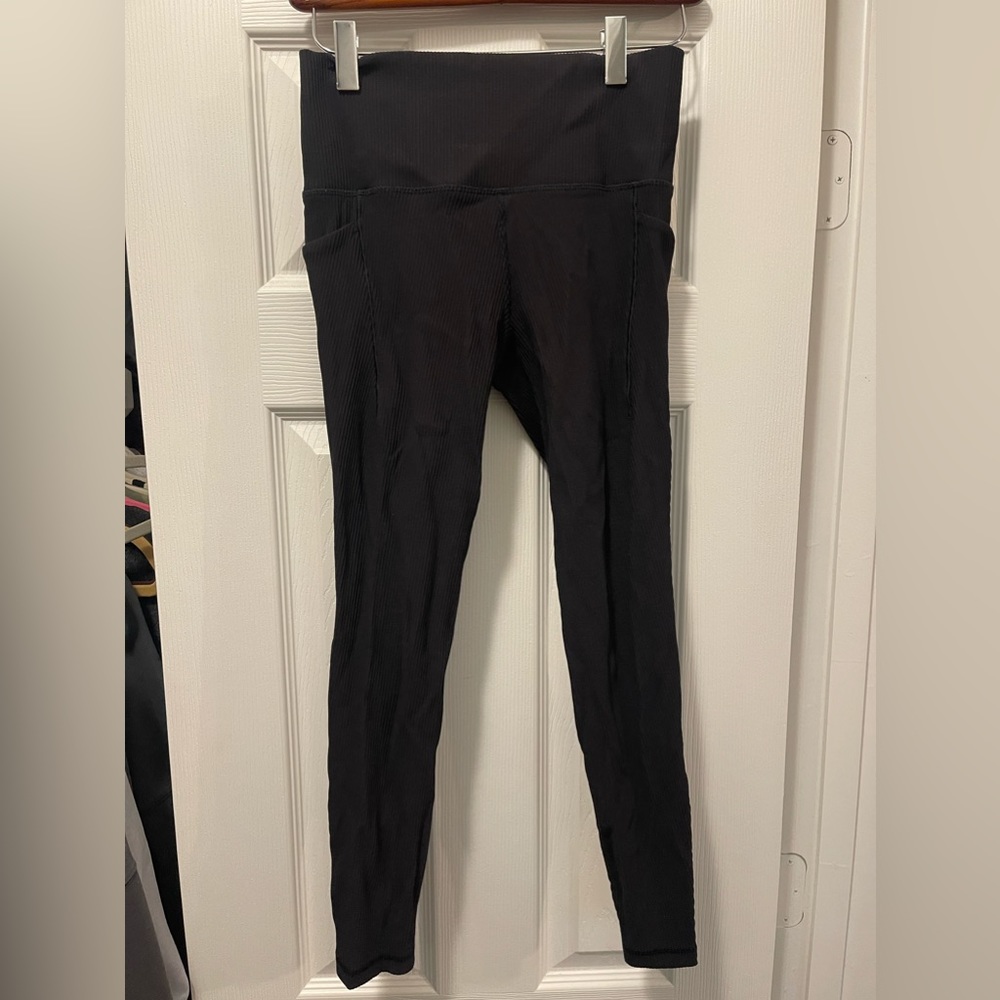 Athleta Ribbed Black Salutation Legging w pockets SM